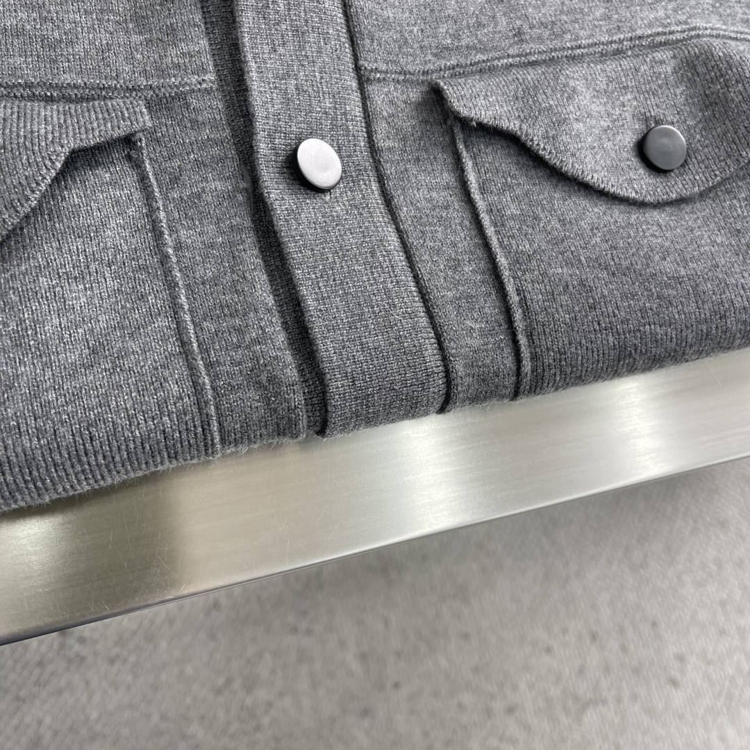 -Kiton 2025秋冬新款毛呢翻领夹克外套。面料与辅料皆为客供，定织定染而成，触感极为柔软细腻，细节