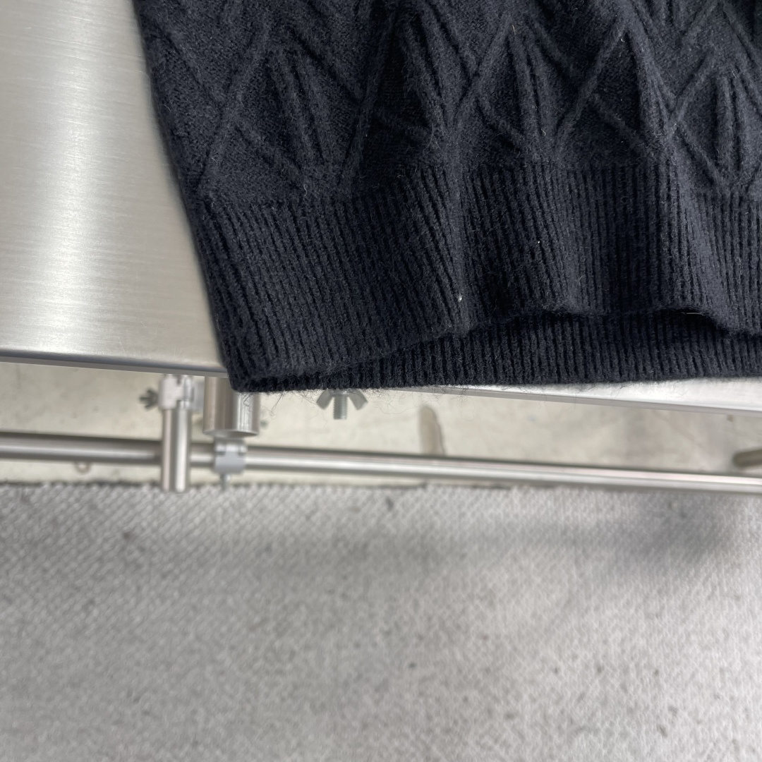 -Kiton 半拉链小高领针织毛衣，精选优质美利奴羊毛，轻盈蓬松却比普通羊毛更保暖，室内外自由切换，告别