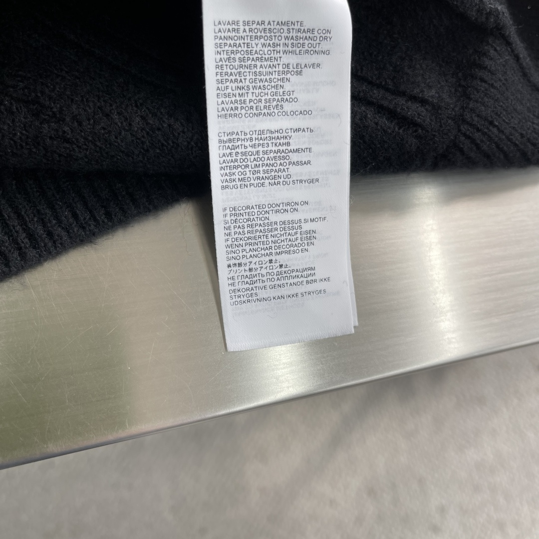 -Kiton 半拉链小高领针织毛衣，精选优质美利奴羊毛，轻盈蓬松却比普通羊毛更保暖，室内外自由切换，告别