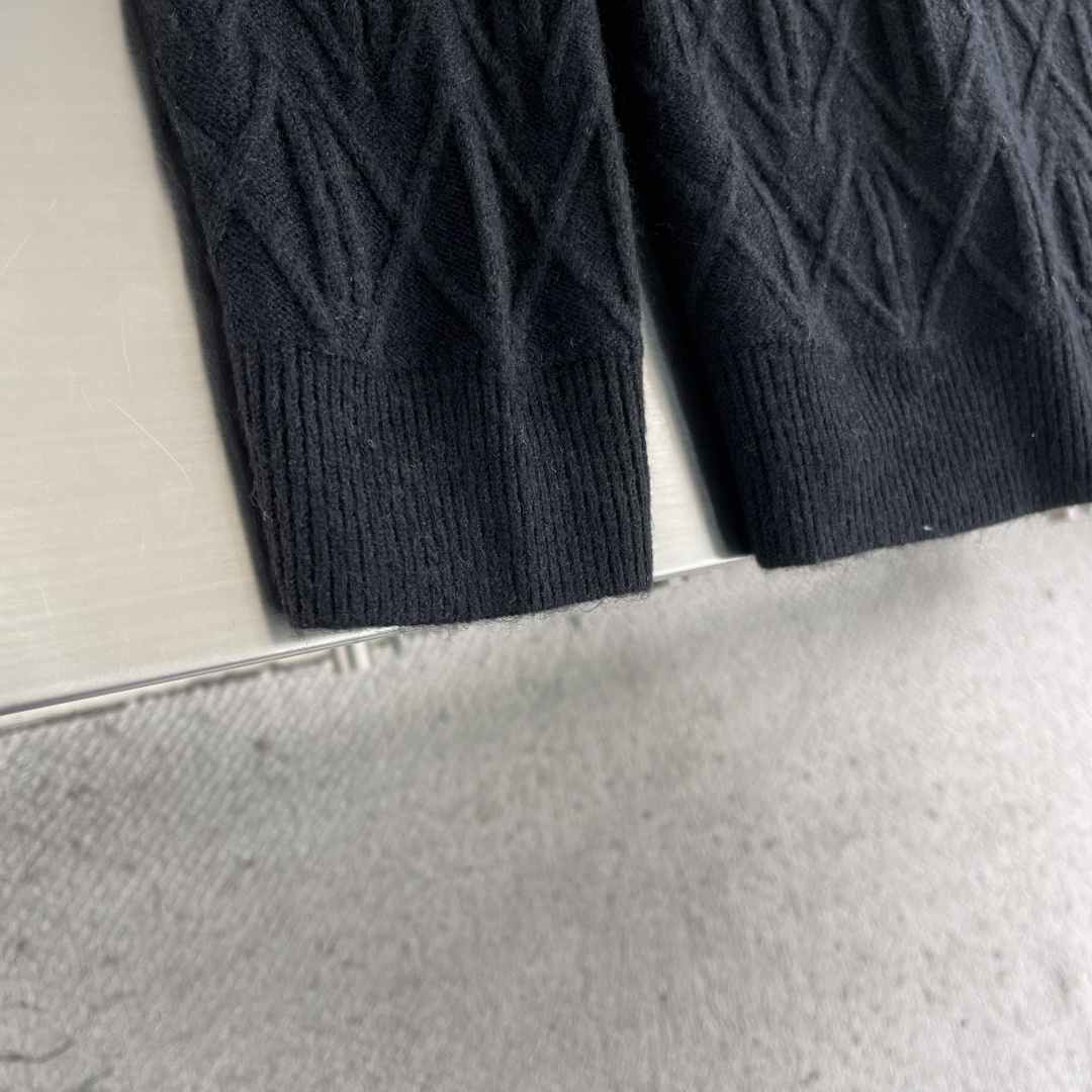 -Kiton 半拉链小高领针织毛衣，精选优质美利奴羊毛，轻盈蓬松却比普通羊毛更保暖，室内外自由切换，告别