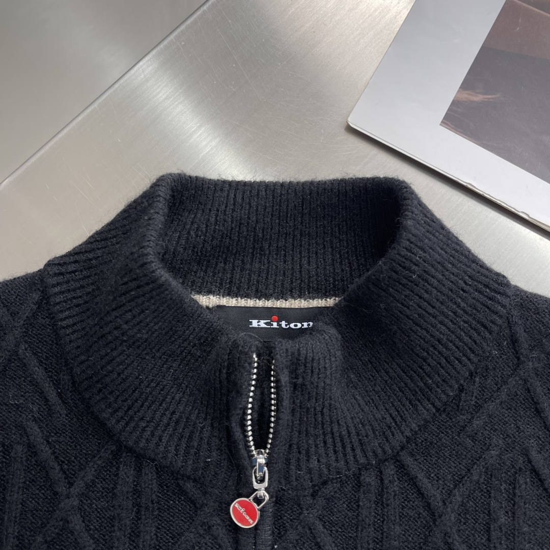 -Kiton 半拉链小高领针织毛衣，精选优质美利奴羊毛，轻盈蓬松却比普通羊毛更保暖，室内外自由切换，告别
