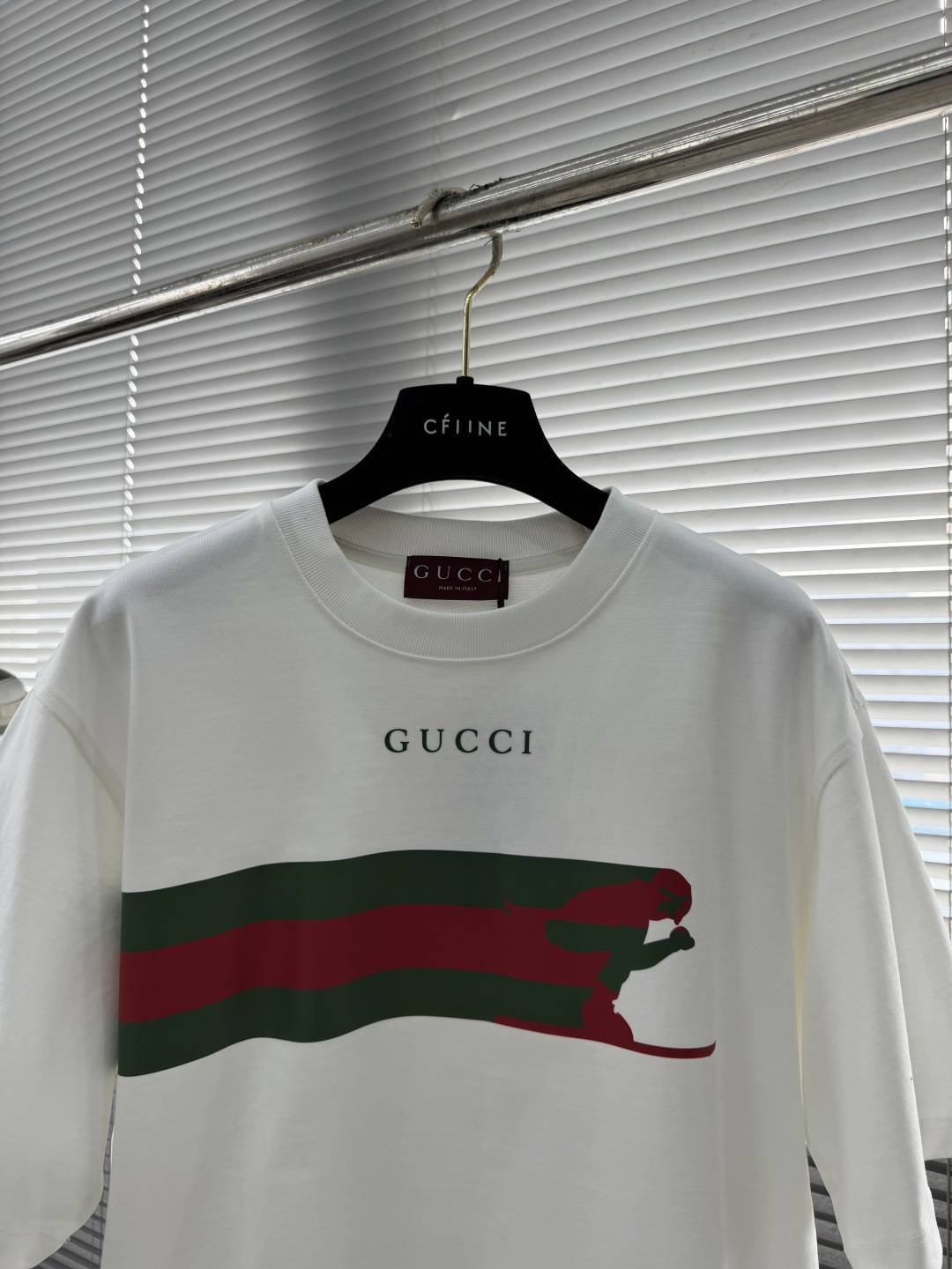 -GUCC 滑雪⛷️者印花‼️短袖T恤®采用超级高成本的390克高克重双股双纱纯棉面料 此面料厚实挺括 