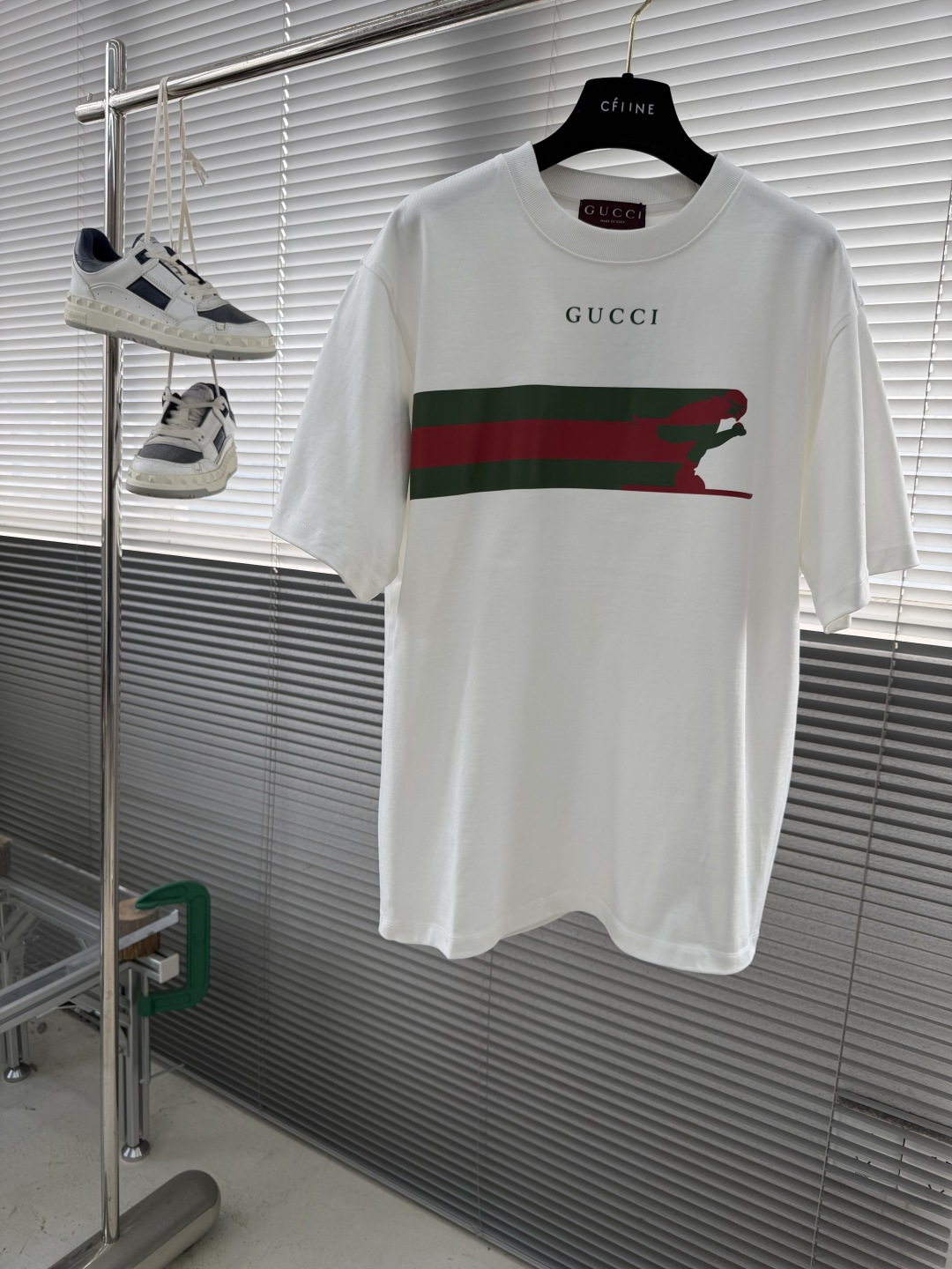 -GUCC 滑雪⛷️者印花‼️短袖T恤®采用超级高成本的390克高克重双股双纱纯棉面料 此面料厚实挺括 