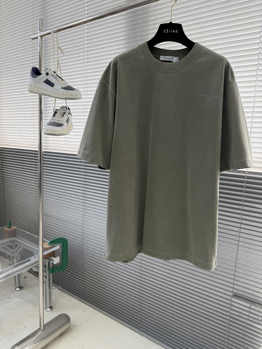 -Dio 刺绣字母‼️短袖T恤®采用350g高克重纯棉面料 面料做旧渲染水洗，颜色非常漂亮，不规则的纹理