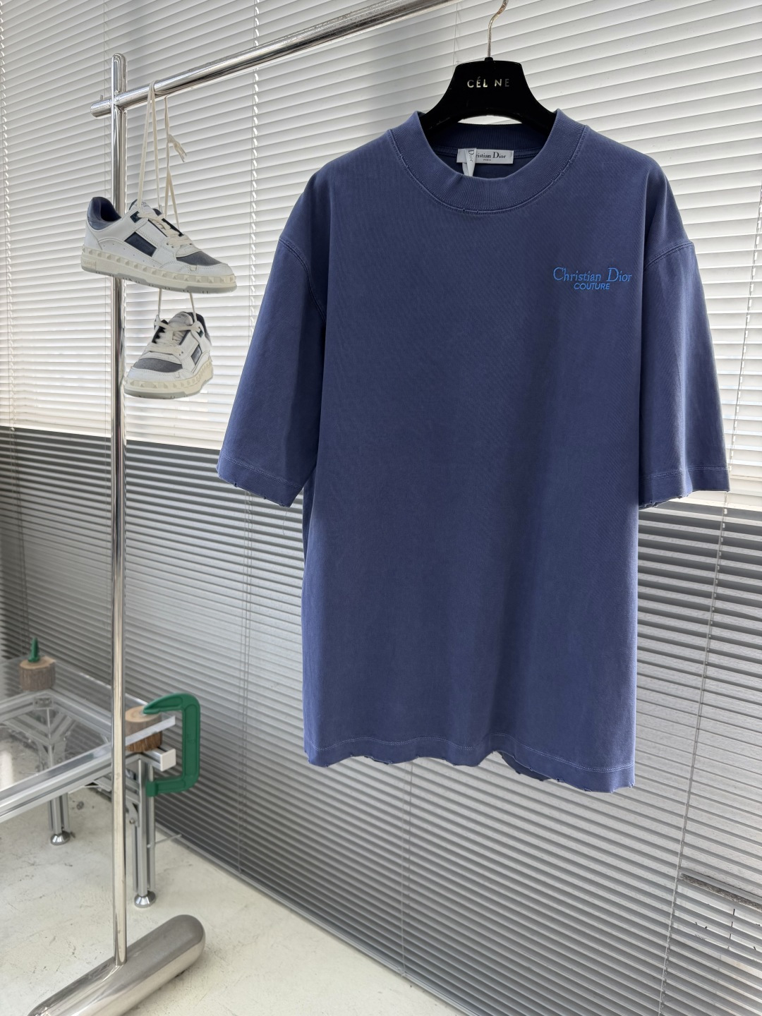 -Dio 刺绣字母‼️短袖T恤®采用350g高克重纯棉面料 面料做旧渲染水洗，颜色非常漂亮，不规则的纹理