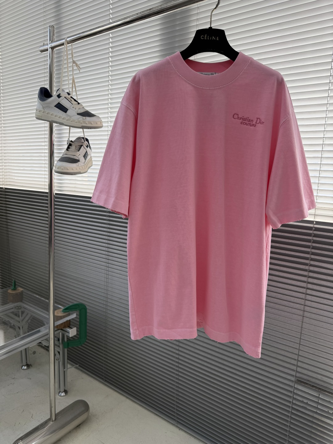 -Dio 刺绣字母‼️短袖T恤®采用350g高克重纯棉面料 面料做旧渲染水洗，颜色非常漂亮，不规则的纹理