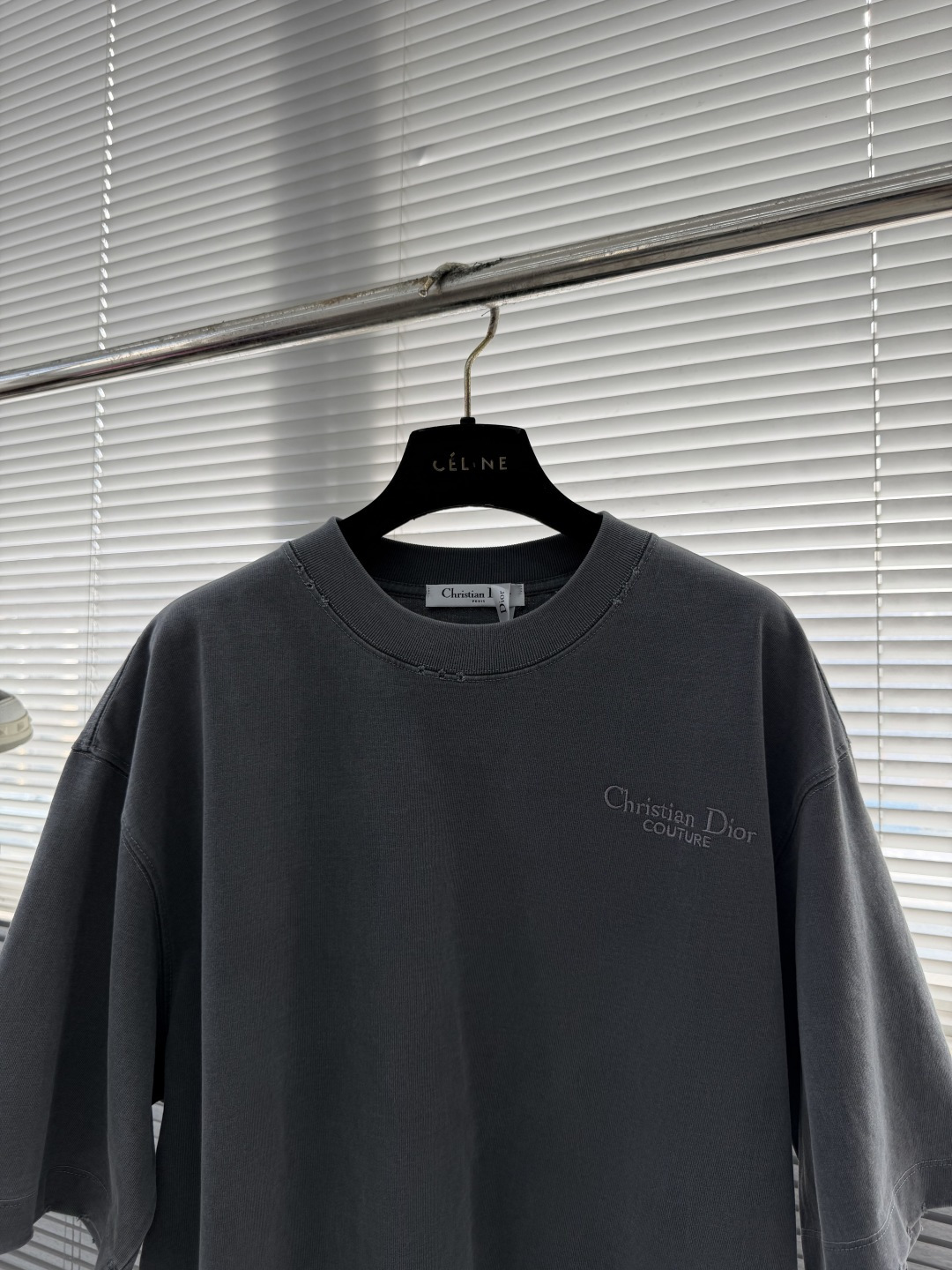 -Dio 刺绣字母‼️短袖T恤®采用350g高克重纯棉面料 面料做旧渲染水洗，颜色非常漂亮，不规则的纹理