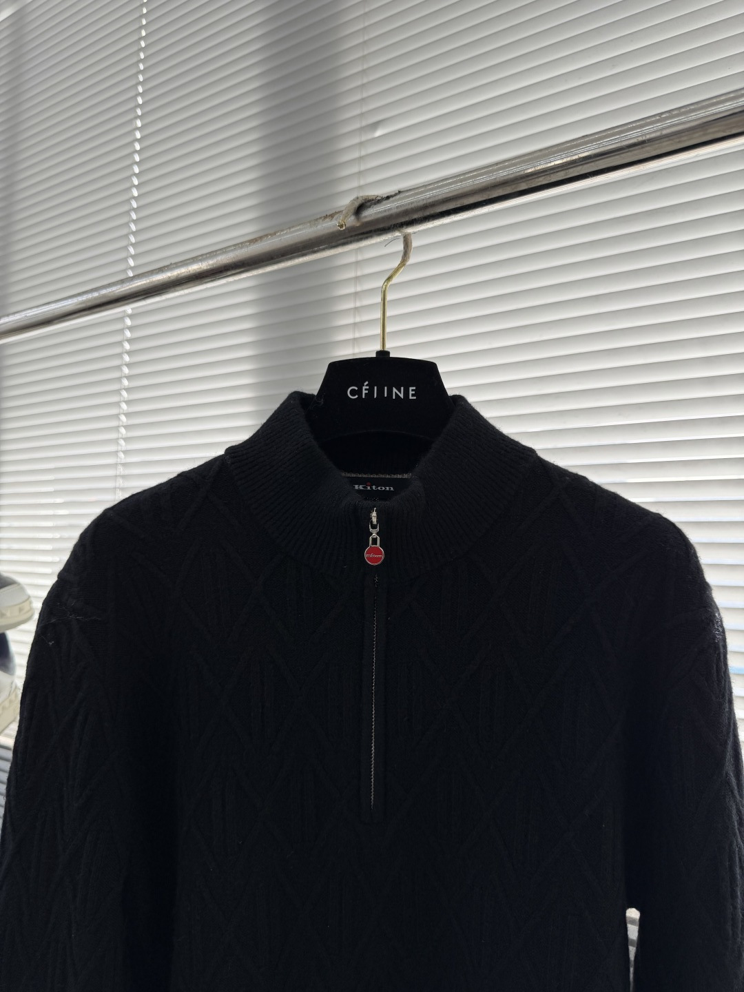 -Kiton 半拉链小高领针织毛衣，精选优质美利奴羊毛，轻盈蓬松却比普通羊毛更保暖，室内外自由切换，告别