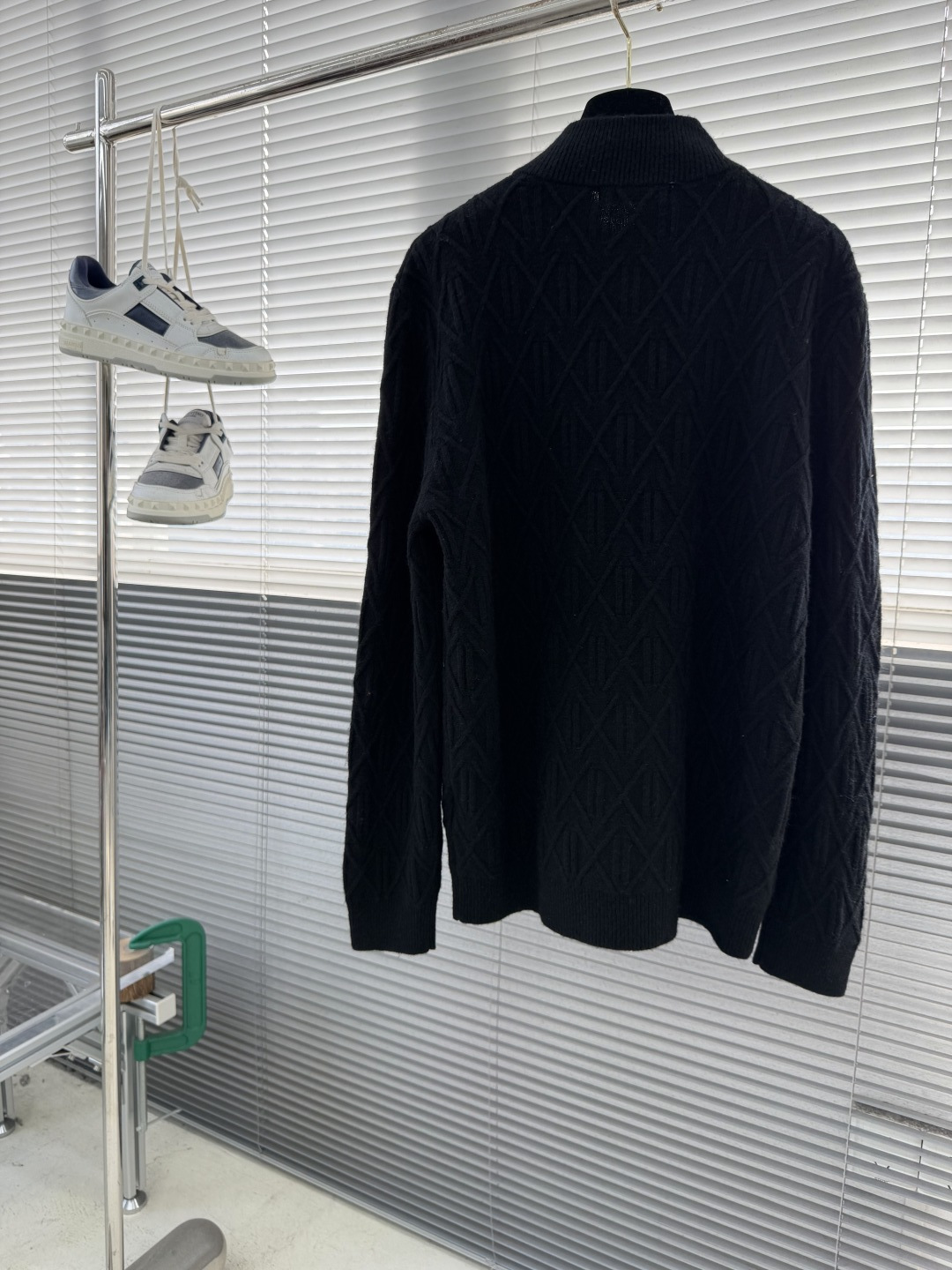 -Kiton 半拉链小高领针织毛衣，精选优质美利奴羊毛，轻盈蓬松却比普通羊毛更保暖，室内外自由切换，告别