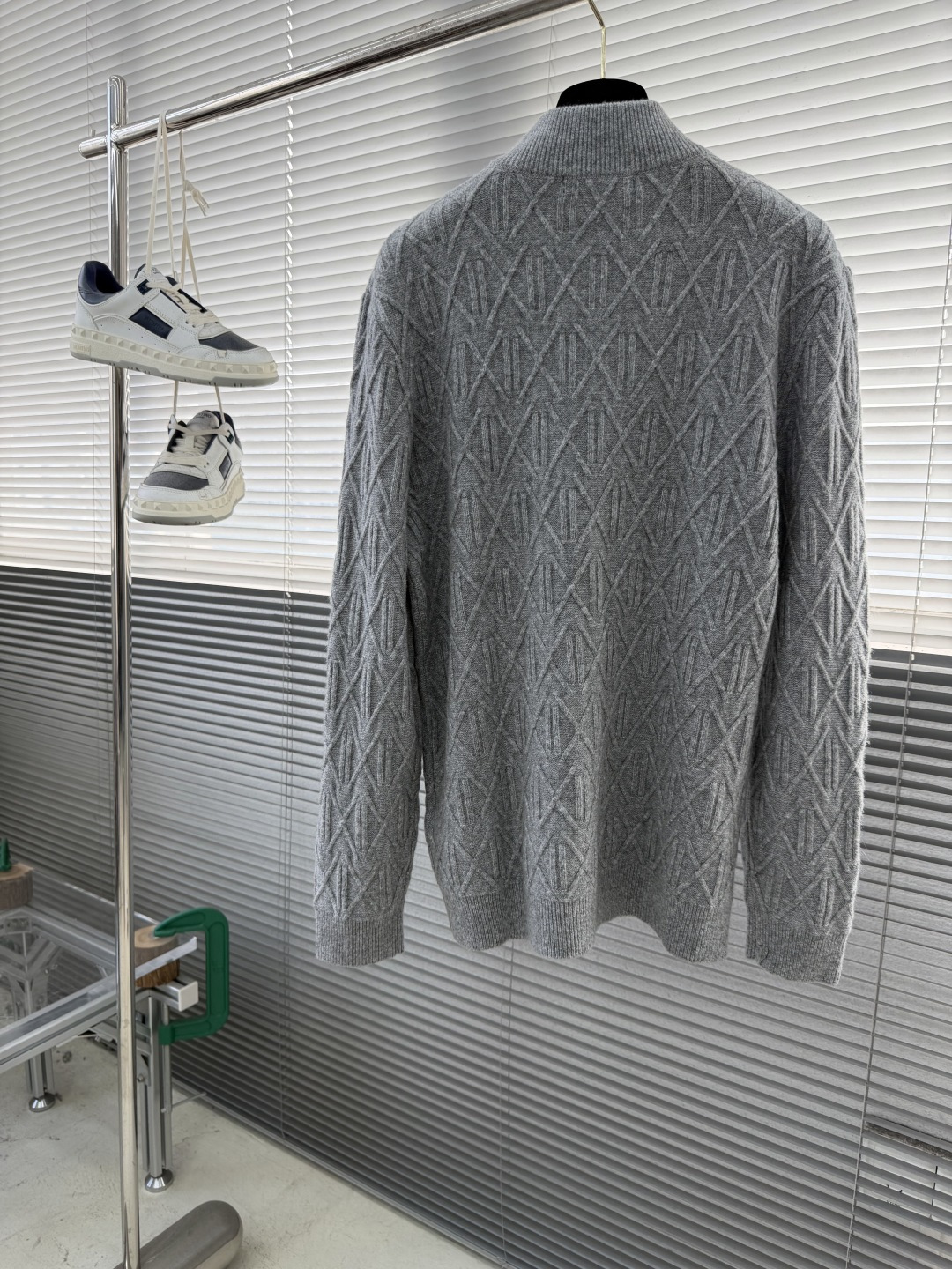 -Kiton 半拉链小高领针织毛衣，精选优质美利奴羊毛，轻盈蓬松却比普通羊毛更保暖，室内外自由切换，告别