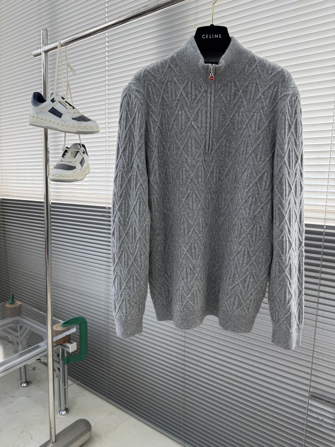 -Kiton 半拉链小高领针织毛衣，精选优质美利奴羊毛，轻盈蓬松却比普通羊毛更保暖，室内外自由切换，告别