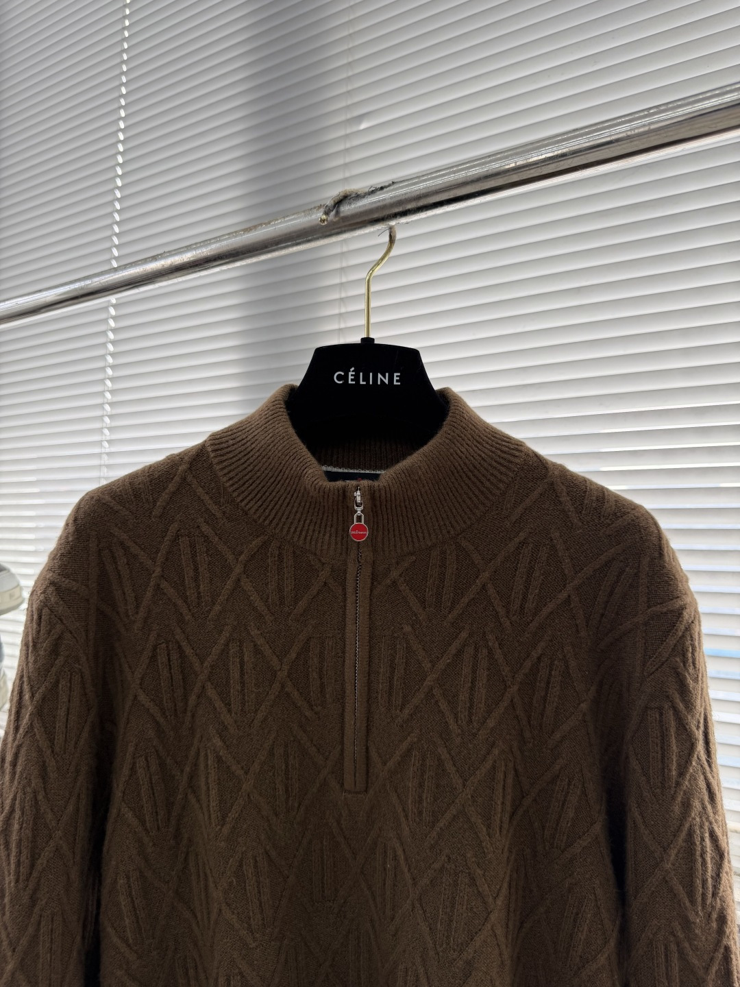 -Kiton 半拉链小高领针织毛衣，精选优质美利奴羊毛，轻盈蓬松却比普通羊毛更保暖，室内外自由切换，告别