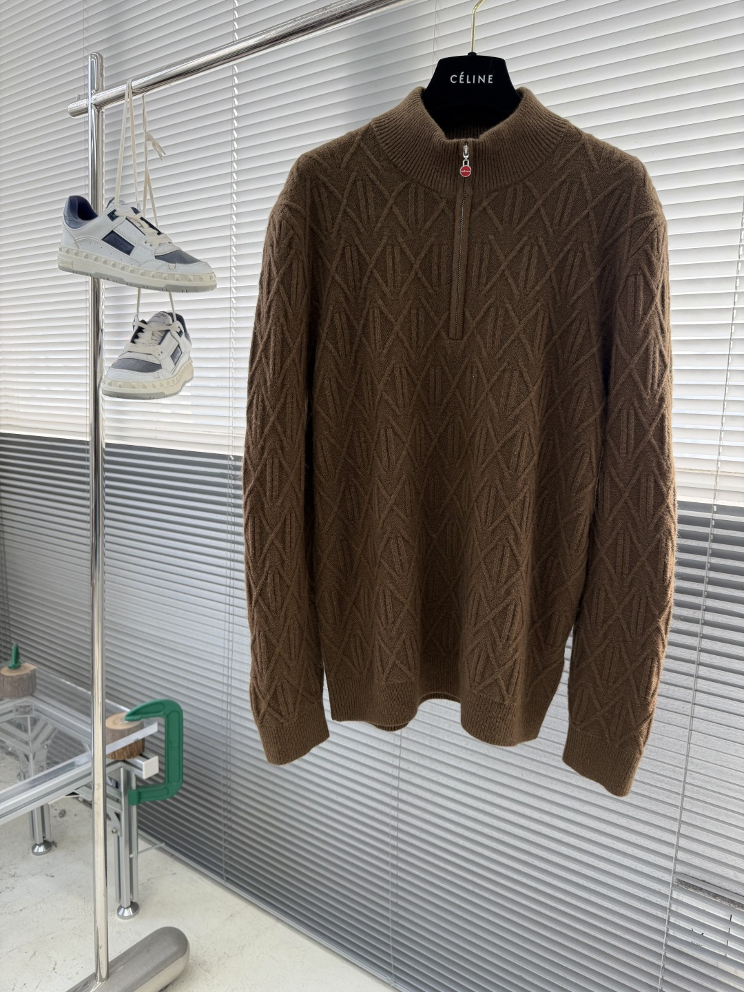 -Kiton 半拉链小高领针织毛衣，精选优质美利奴羊毛，轻盈蓬松却比普通羊毛更保暖，室内外自由切换，告别