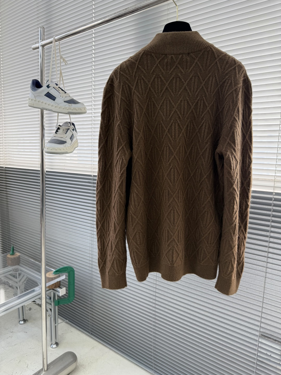 -Kiton 半拉链小高领针织毛衣，精选优质美利奴羊毛，轻盈蓬松却比普通羊毛更保暖，室内外自由切换，告别