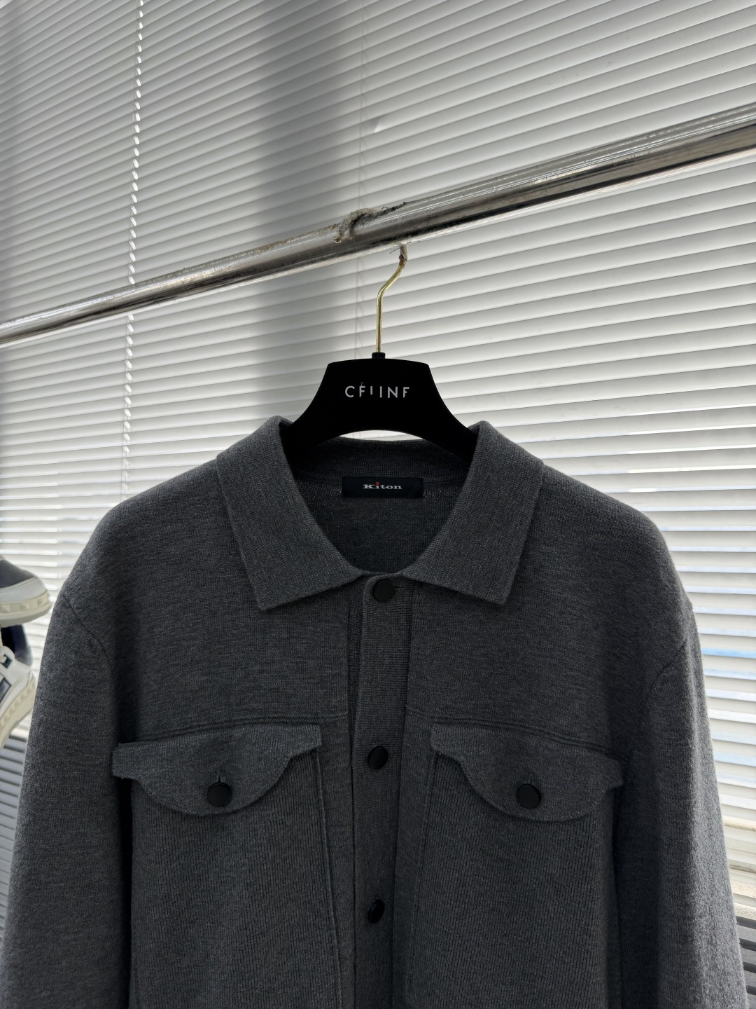 -Kiton 2025秋冬新款毛呢翻领夹克外套。面料与辅料皆为客供，定织定染而成，触感极为柔软细腻，细节