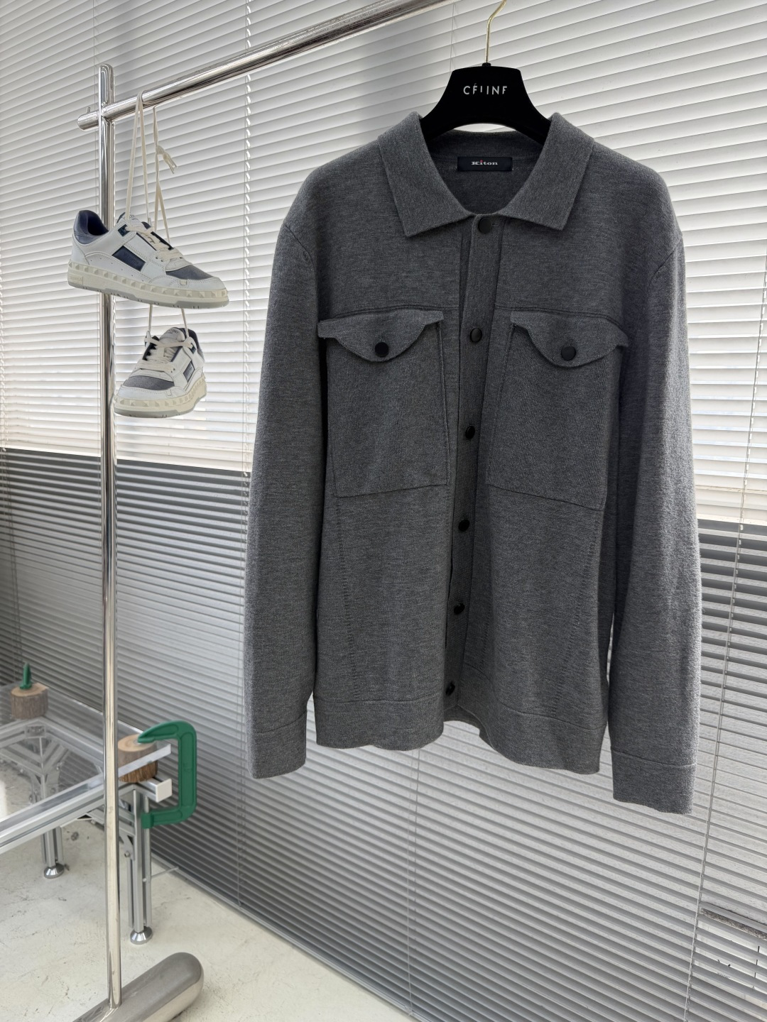 -Kiton 2025秋冬新款毛呢翻领夹克外套。面料与辅料皆为客供，定织定染而成，触感极为柔软细腻，细节