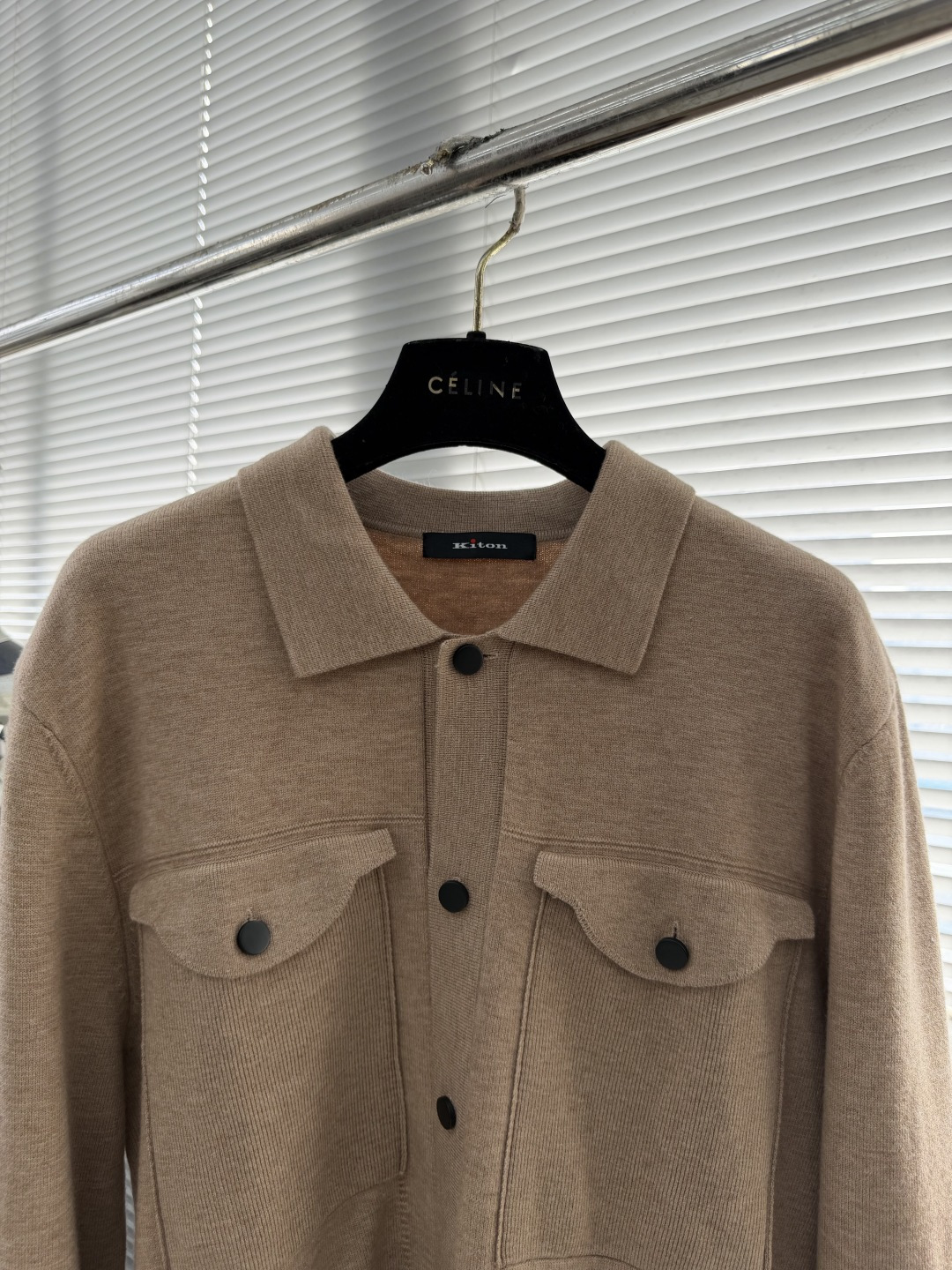 -Kiton 2025秋冬新款毛呢翻领夹克外套。面料与辅料皆为客供，定织定染而成，触感极为柔软细腻，细节