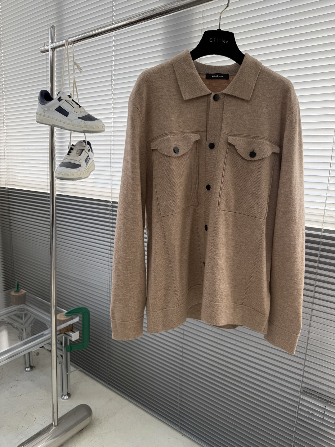 -Kiton 2025秋冬新款毛呢翻领夹克外套。面料与辅料皆为客供，定织定染而成，触感极为柔软细腻，细节