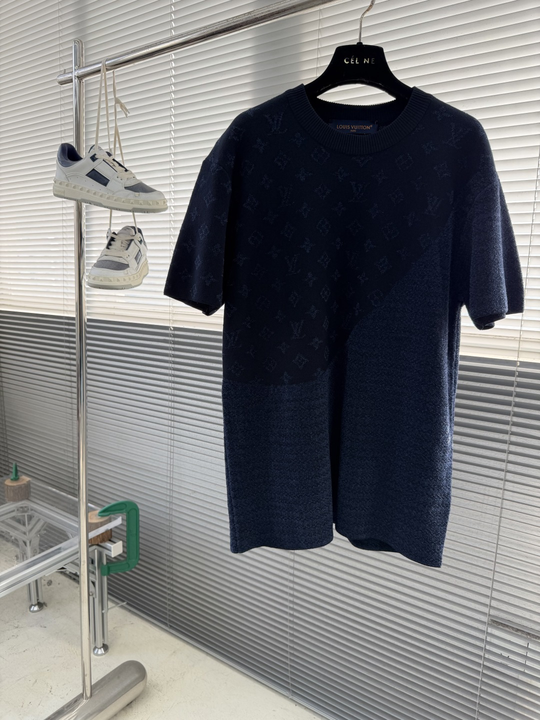 -驴牌 25fw新款提花短袖圆领衫本款短袖针织圆领衫融汇 Monogram 元素与天鹅绒般柔滑的横向条纹