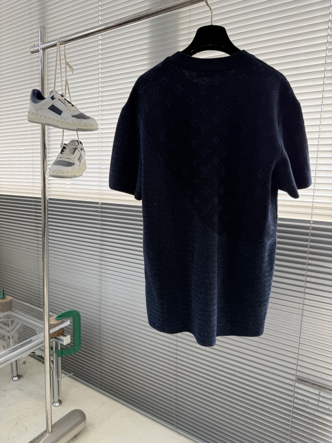 -驴牌 25fw新款提花短袖圆领衫本款短袖针织圆领衫融汇 Monogram 元素与天鹅绒般柔滑的横向条纹