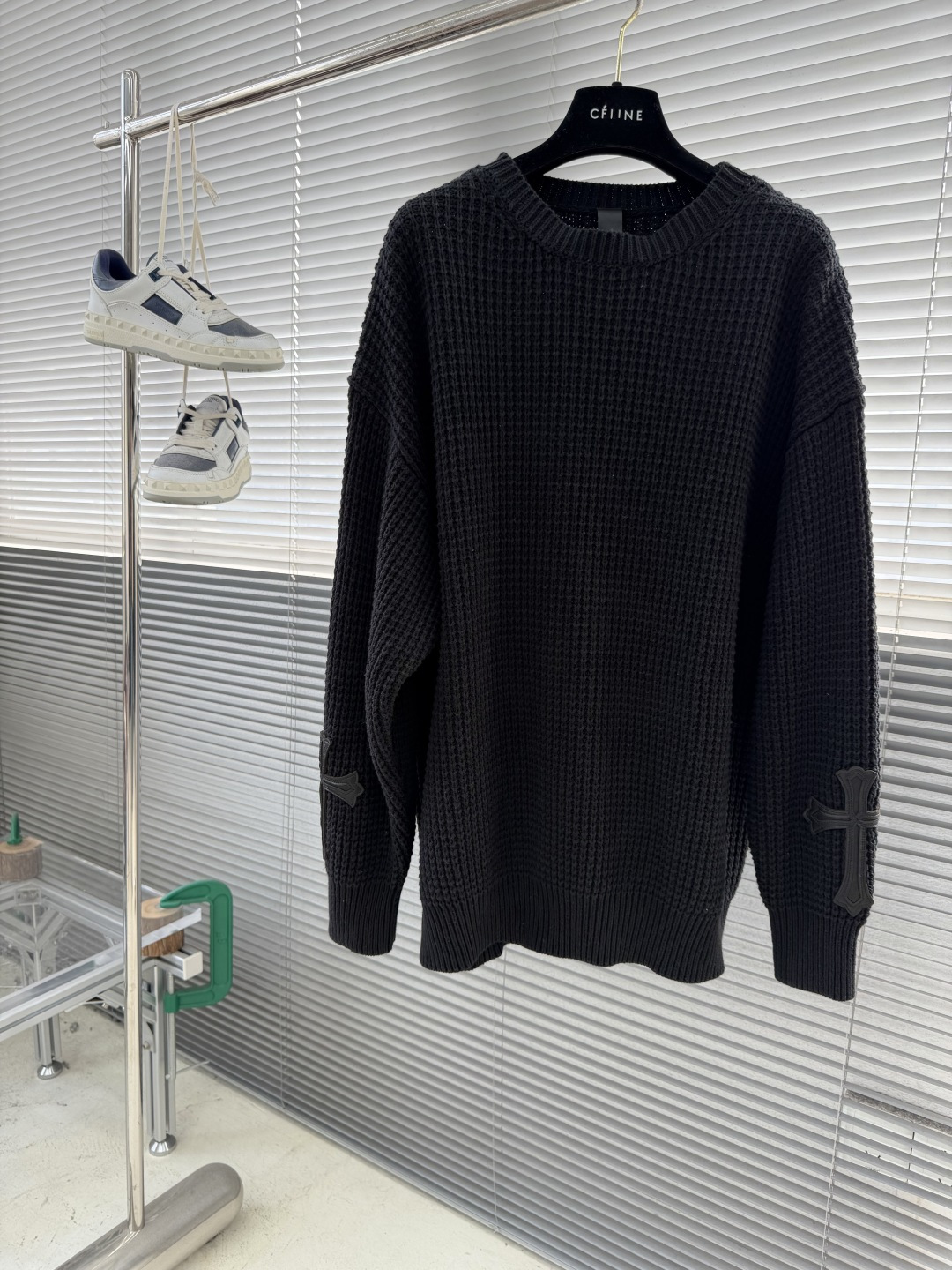 NO:660665,-CH Crow Heart Cashmere Waffle Sweater. The main fabric is custom-woven and dyed cashmere and mulberry silk blended yarn. The whole dress takes nearly 200 minutes. The Crow Heart cross leather on both sides of the sleeves is genuine sheepskin. Hardware. The cross sheepskin is sewn by hand. The labor cost is extremely high. The back hardware accessories are made from molds and made to order. Distressed and oxidized. Size S M L Size Length Bust Shoulder Width S70 128 57 M72  132 59 L 74 136 61,chrome hearts-clothing,chrome hearts,sweaters,sheepskin, 19860909-CH 克罗心羊绒华夫格毛衣 大身面料采用定织定染羊绒与桑蚕丝混纺纱线 整件衣服耗时近200分钟 衣服手袖两边的克罗心十字架皮料为真羊皮 五金 十字架羊皮均为手工上缝 人工成本极高 后背五金辅料开模定做 做旧氧化处理 尺码 S M L 尺码衣长胸围肩宽  S70 128 57 M72 132 59 L 74 136 61,克罗心-服装,chrome hearts,sweaters,sheepskin, ,Women's clothing