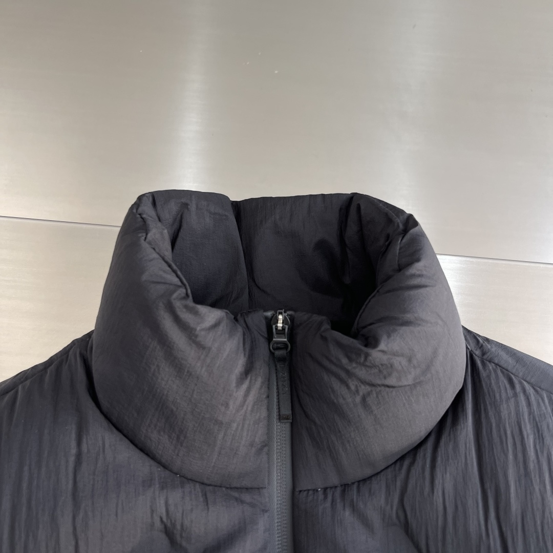 -Z ZEGN 金属尼龙直充鹅绒立领羽绒马甲…日本东丽“克轻GRAMART”一体织造金属尼龙直充羽绒面料