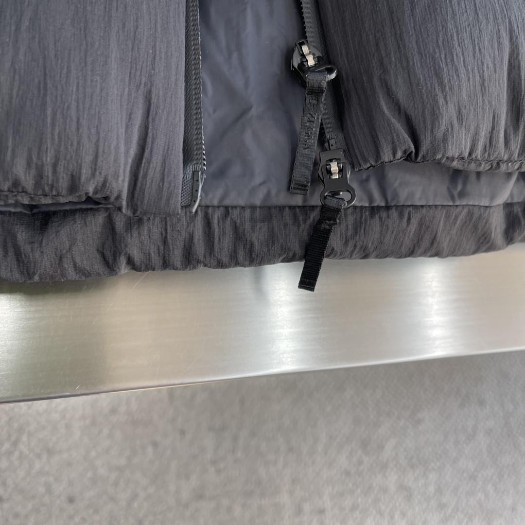 -Z ZEGN 金属尼龙直充鹅绒立领羽绒马甲…日本东丽“克轻GRAMART”一体织造金属尼龙直充羽绒面料