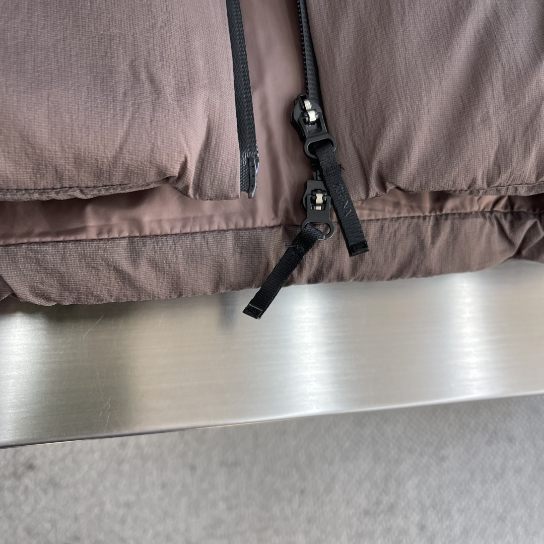 -Z ZEGN 金属尼龙直充鹅绒立领羽绒马甲…日本东丽“克轻GRAMART”一体织造金属尼龙直充羽绒面料