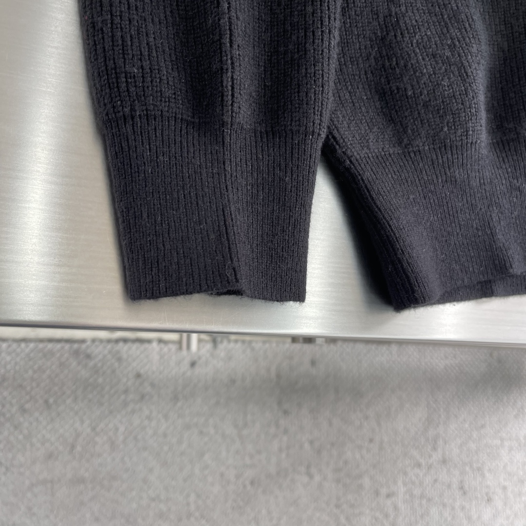 -Celin 25fw新款拉链开衫针织衫，这款拉链式开合设计，前胸搭配有经典CELINE绣花工艺，款式非