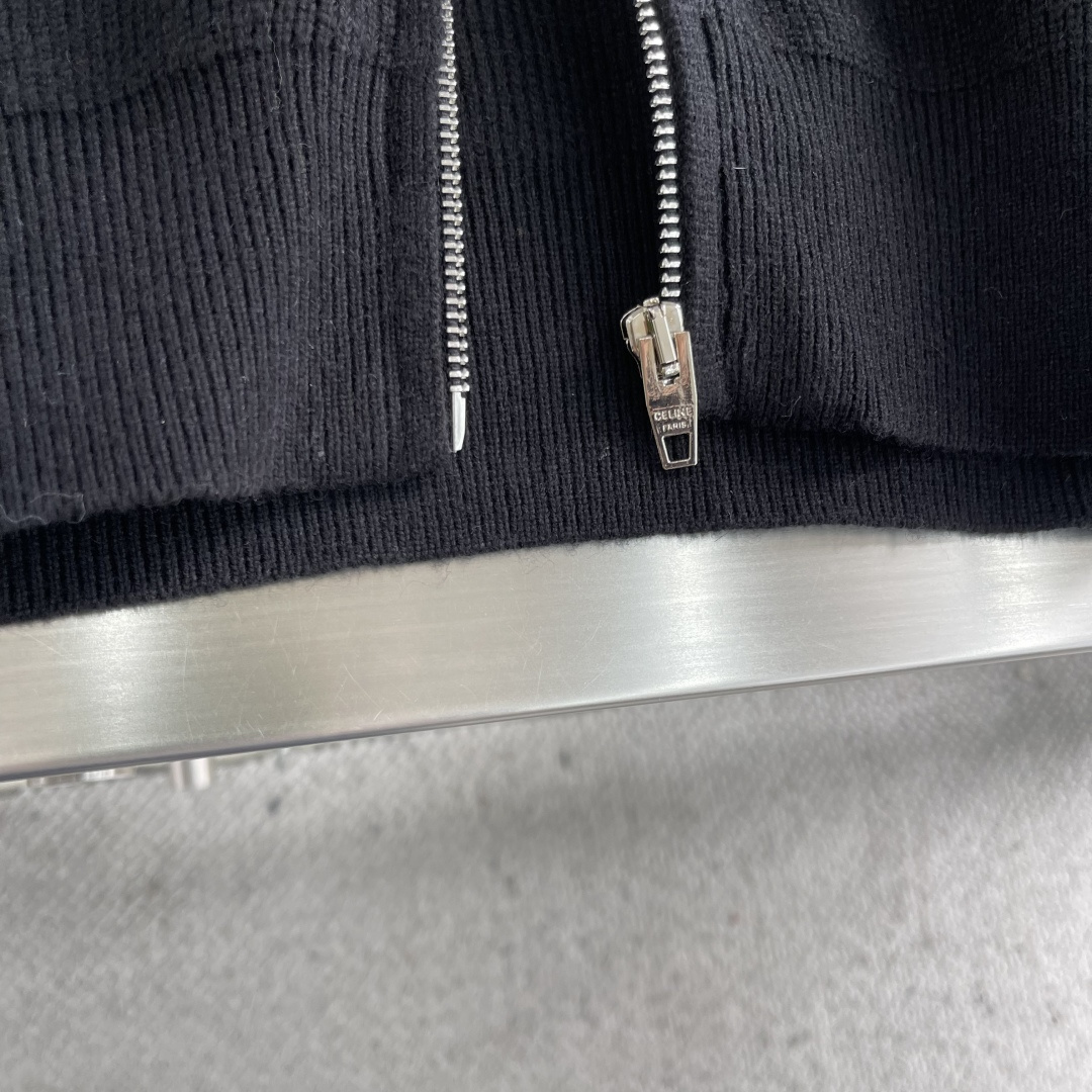 -Celin 25fw新款拉链开衫针织衫，这款拉链式开合设计，前胸搭配有经典CELINE绣花工艺，款式非