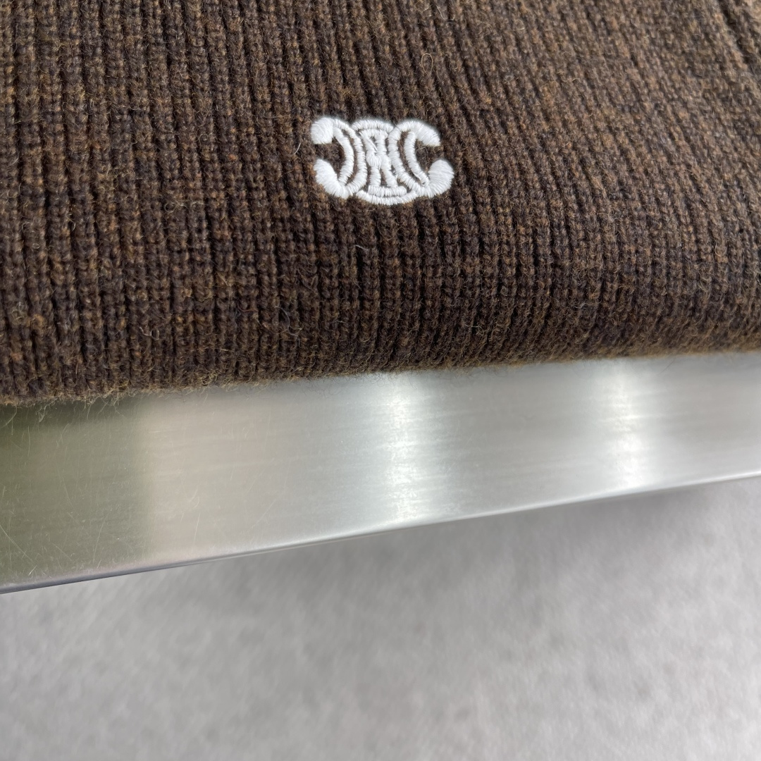 -Celin 25fw新款拉链开衫针织衫，这款拉链式开合设计，前胸搭配有经典CELINE绣花工艺，款式非