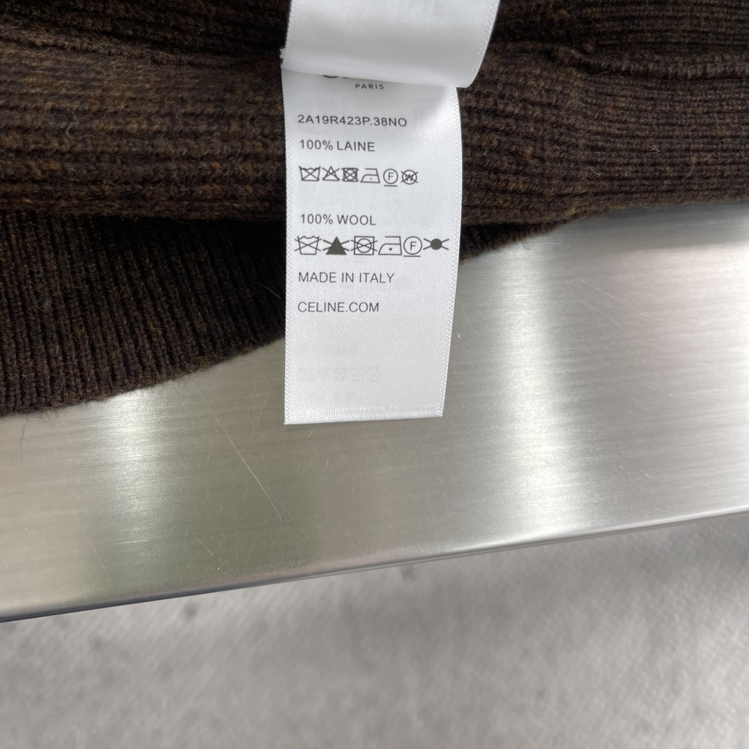 -Celin 25fw新款拉链开衫针织衫，这款拉链式开合设计，前胸搭配有经典CELINE绣花工艺，款式非