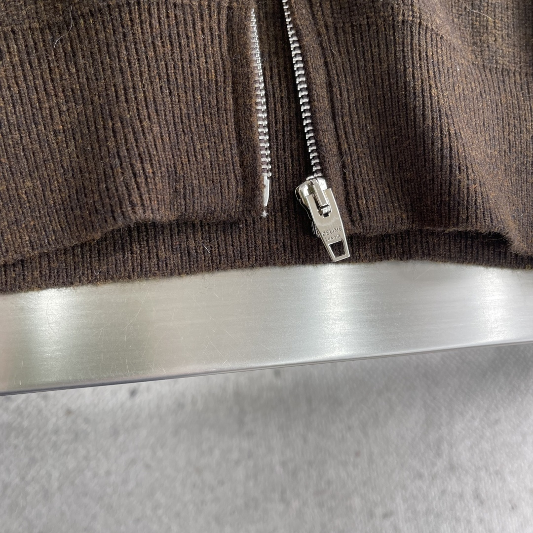 -Celin 25fw新款拉链开衫针织衫，这款拉链式开合设计，前胸搭配有经典CELINE绣花工艺，款式非