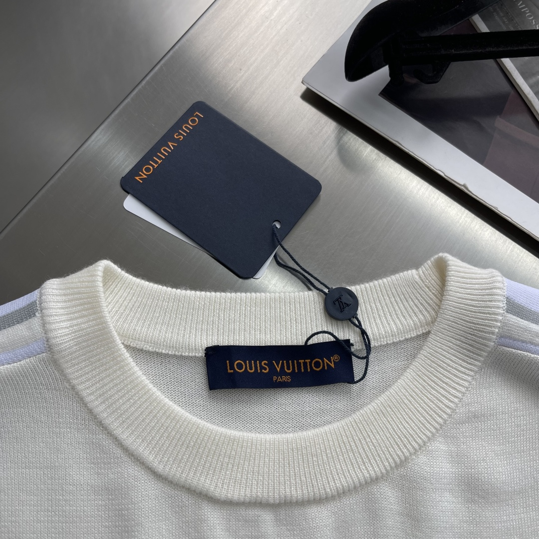 -驴牌 25fw新款针织圆领衫本款圆领衫取材科技绵羊毛混纺，为雪坡运动增添温暖之选，令闲适日常造型更显运