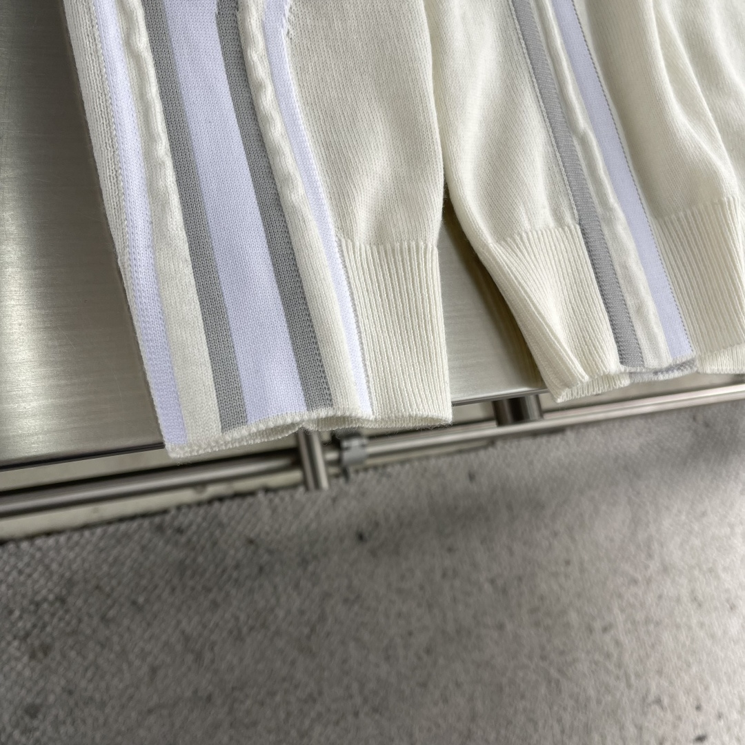 -驴牌 25fw新款针织圆领衫本款圆领衫取材科技绵羊毛混纺，为雪坡运动增添温暖之选，令闲适日常造型更显运