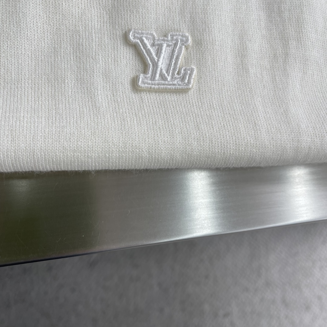 -驴牌 25fw新款针织圆领衫本款圆领衫取材科技绵羊毛混纺，为雪坡运动增添温暖之选，令闲适日常造型更显运