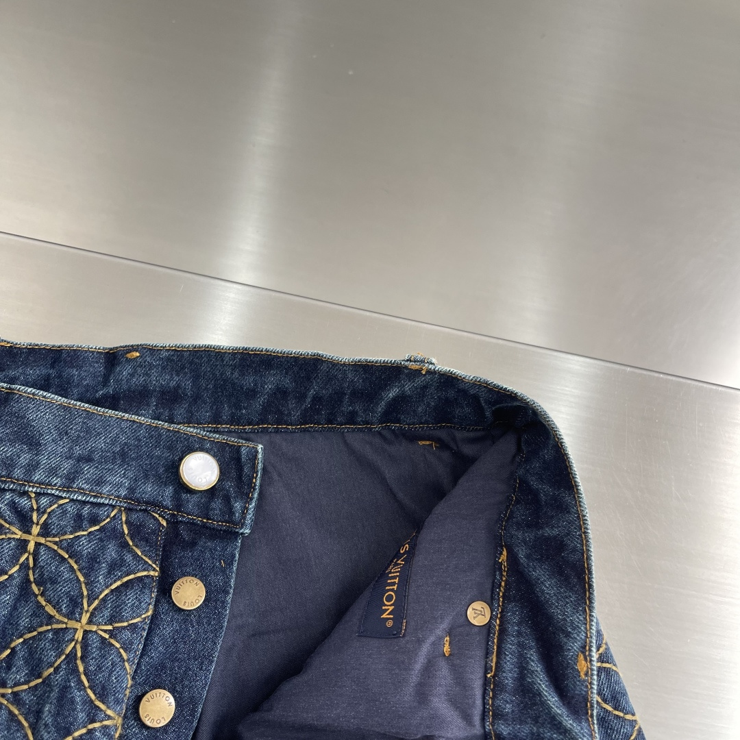 -驴牌 25fw新款刺绣工装短裤本款牛仔短裤出自 Pharrell Williams 与 Nigo 携手