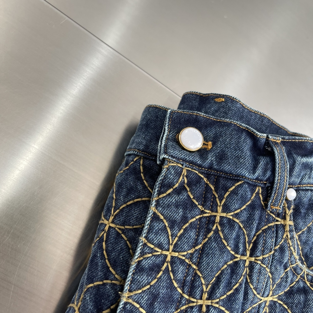 -驴牌 25fw新款刺绣工装短裤本款牛仔短裤出自 Pharrell Williams 与 Nigo 携手