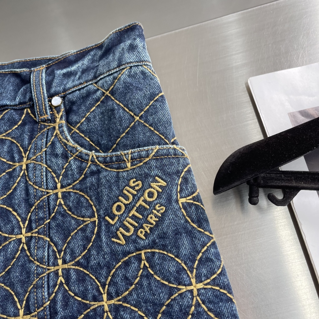 -驴牌 25fw新款刺绣工装短裤本款牛仔短裤出自 Pharrell Williams 与 Nigo 携手