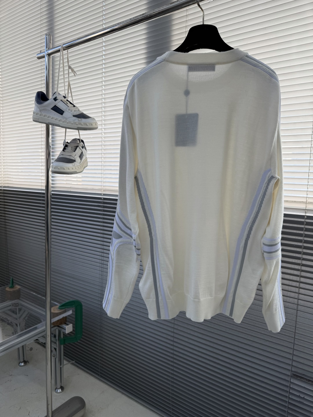 -驴牌 25fw新款针织圆领衫本款圆领衫取材科技绵羊毛混纺，为雪坡运动增添温暖之选，令闲适日常造型更显运