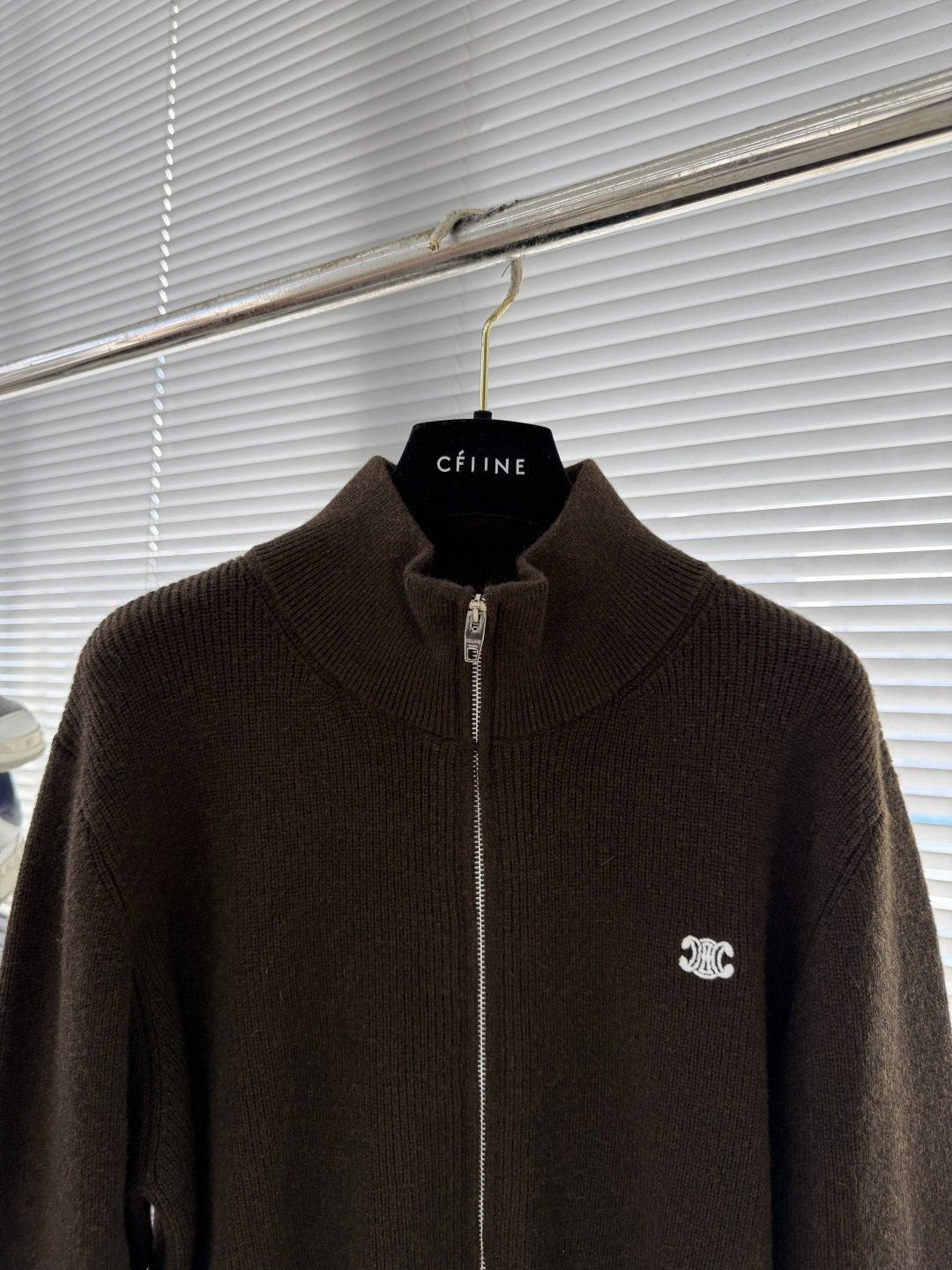 -Celin 25fw新款拉链开衫针织衫，这款拉链式开合设计，前胸搭配有经典CELINE绣花工艺，款式非