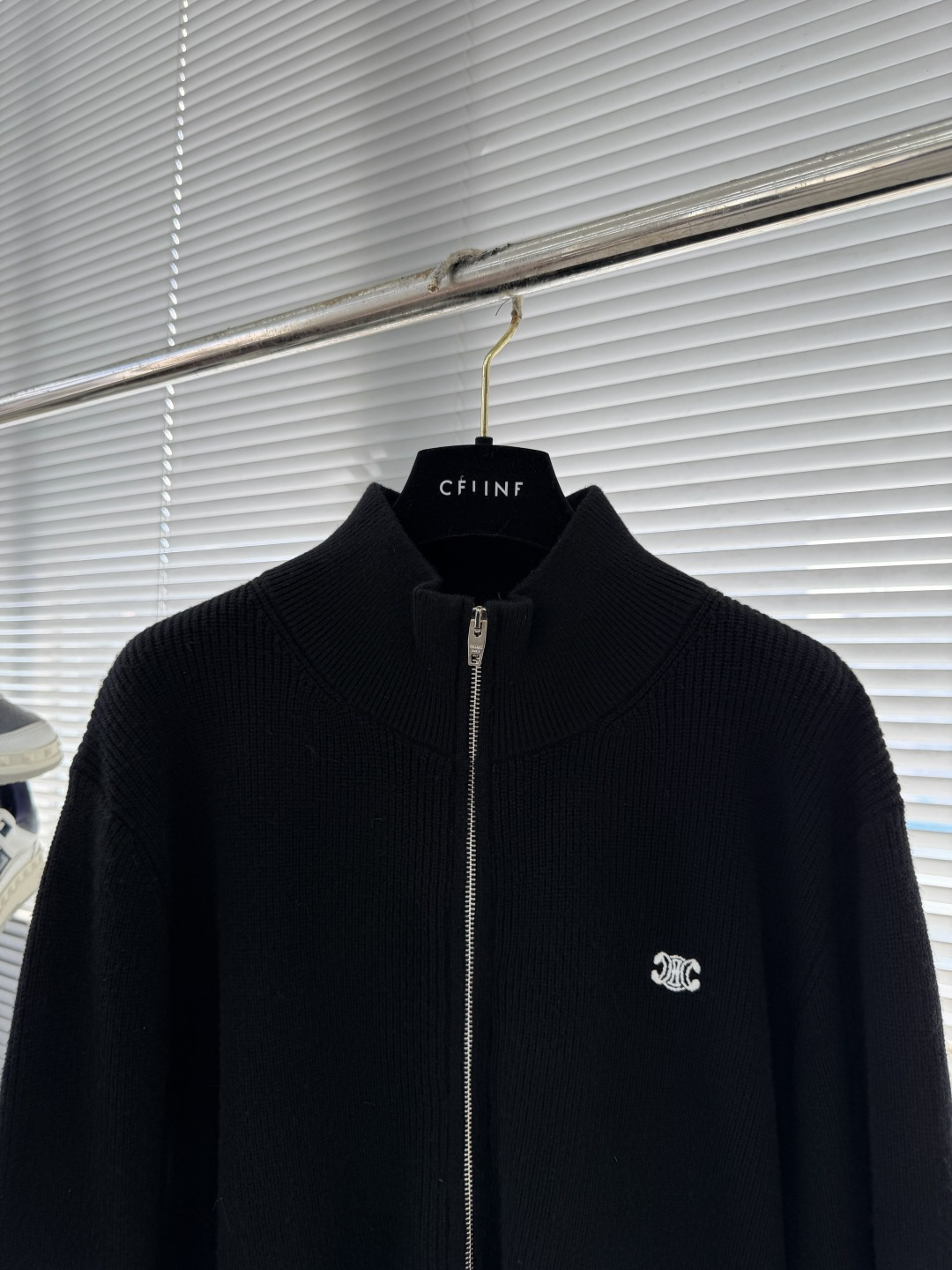 -Celin 25fw新款拉链开衫针织衫，这款拉链式开合设计，前胸搭配有经典CELINE绣花工艺，款式非