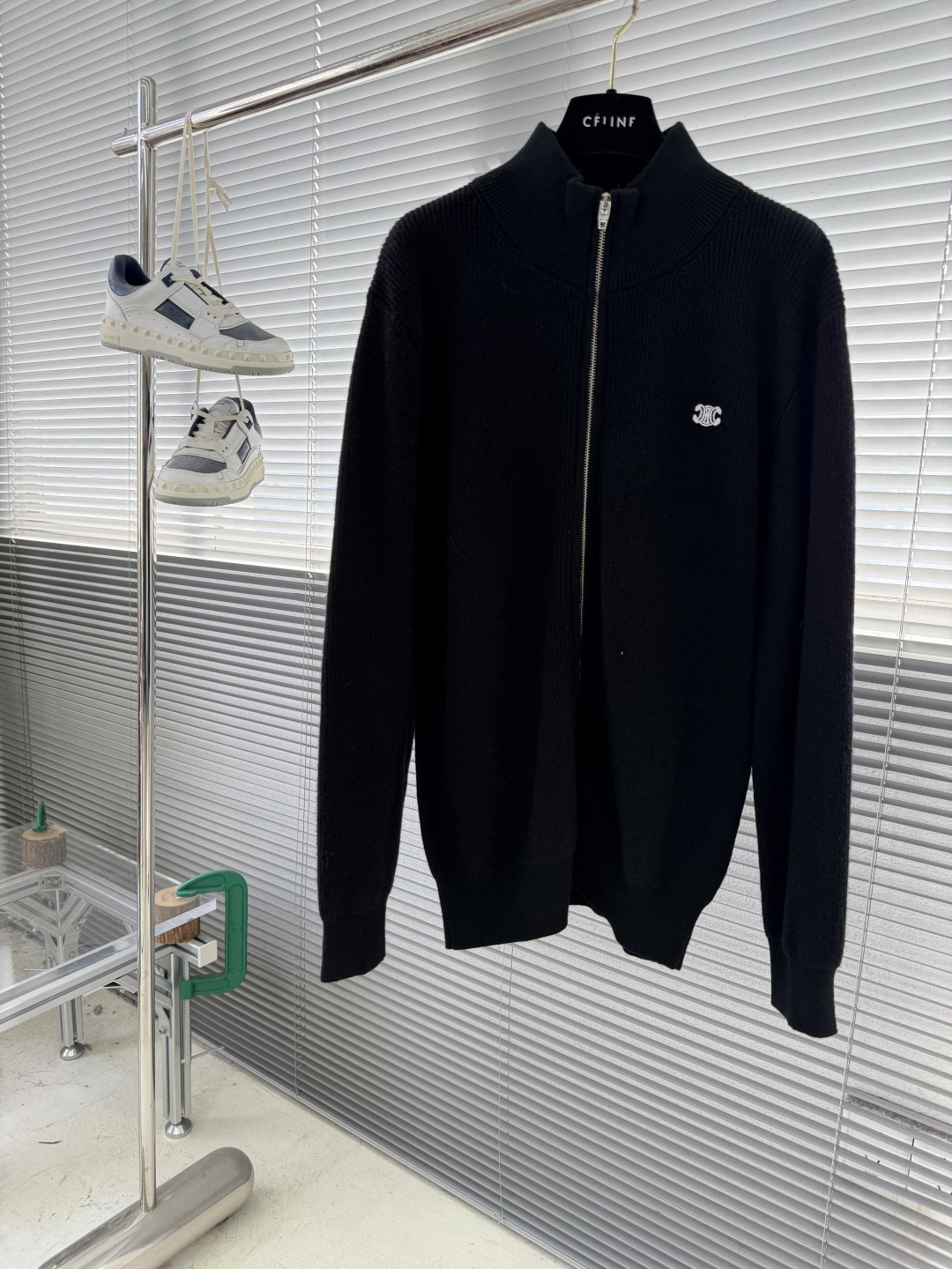 -Celin 25fw新款拉链开衫针织衫，这款拉链式开合设计，前胸搭配有经典CELINE绣花工艺，款式非