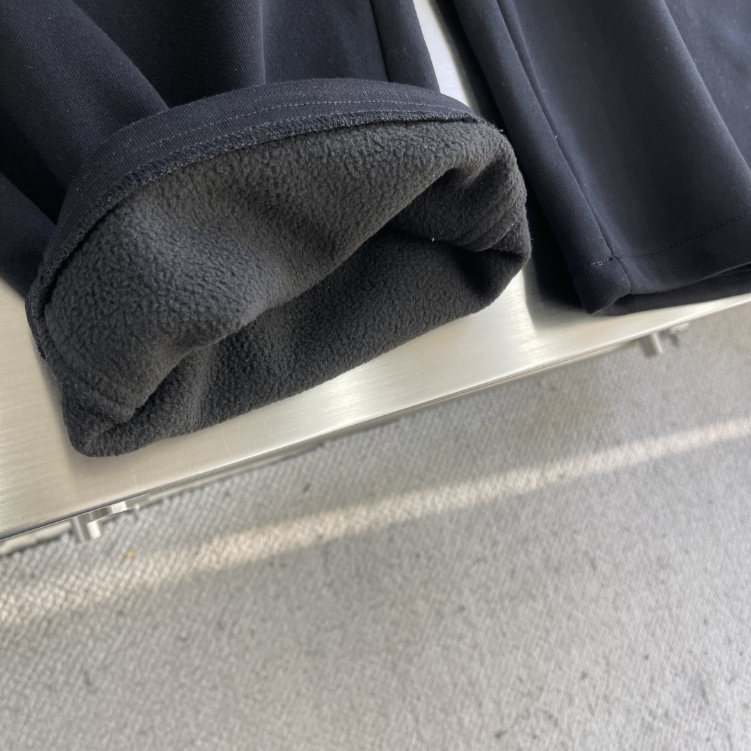 -MM6 马吉拉 新款加绒休闲长裤面料硬挺的同时又做到了上身柔软而不失质感的效果 爆款首选👏满满的细节，