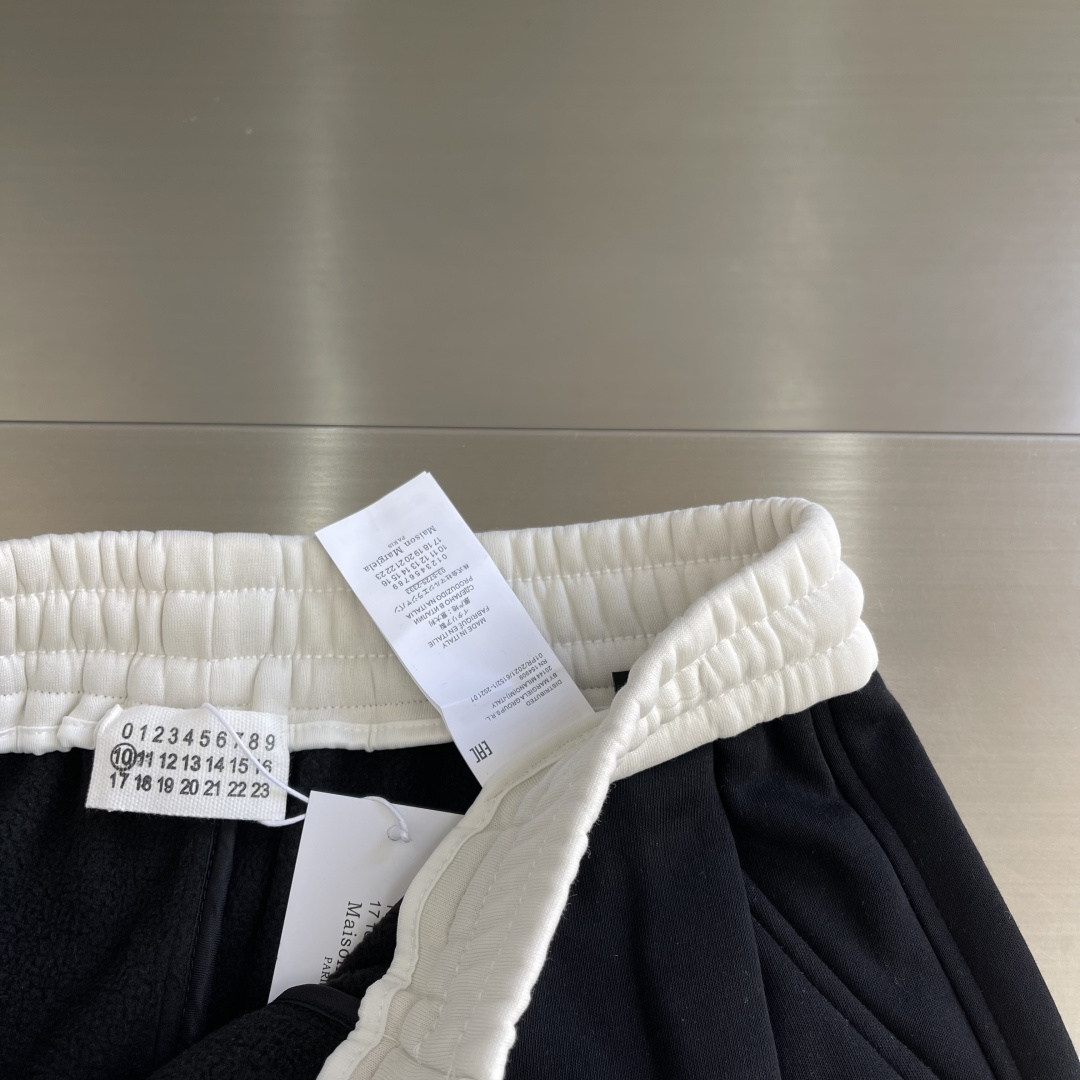 -MM6 马吉拉 新款加绒休闲长裤面料硬挺的同时又做到了上身柔软而不失质感的效果 爆款首选👏满满的细节，