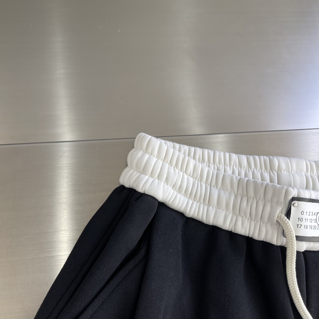 -MM6 马吉拉 新款加绒休闲长裤面料硬挺的同时又做到了上身柔软而不失质感的效果 爆款首选👏满满的细节，