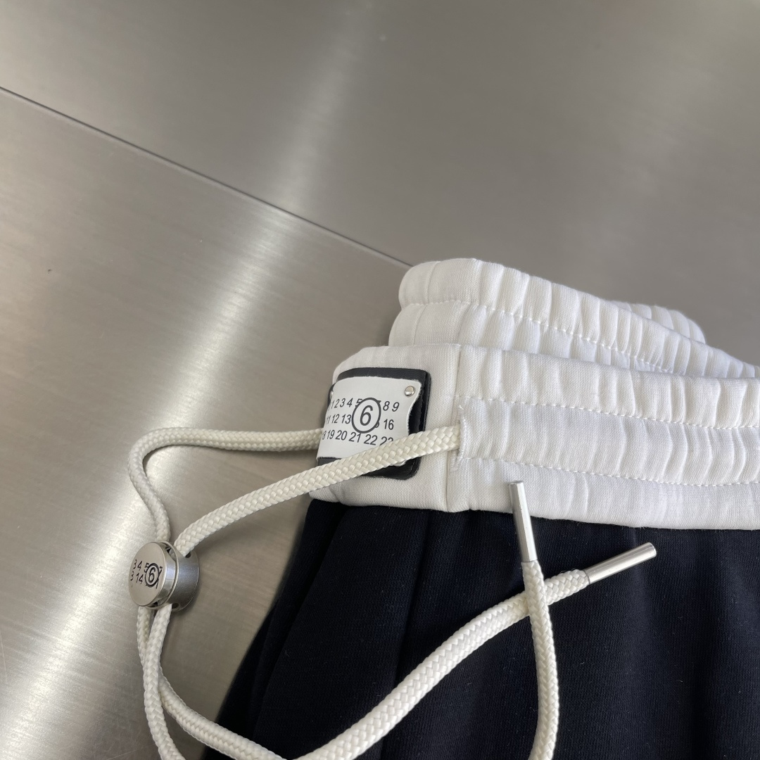 -MM6 马吉拉 新款加绒休闲长裤面料硬挺的同时又做到了上身柔软而不失质感的效果 爆款首选👏满满的细节，