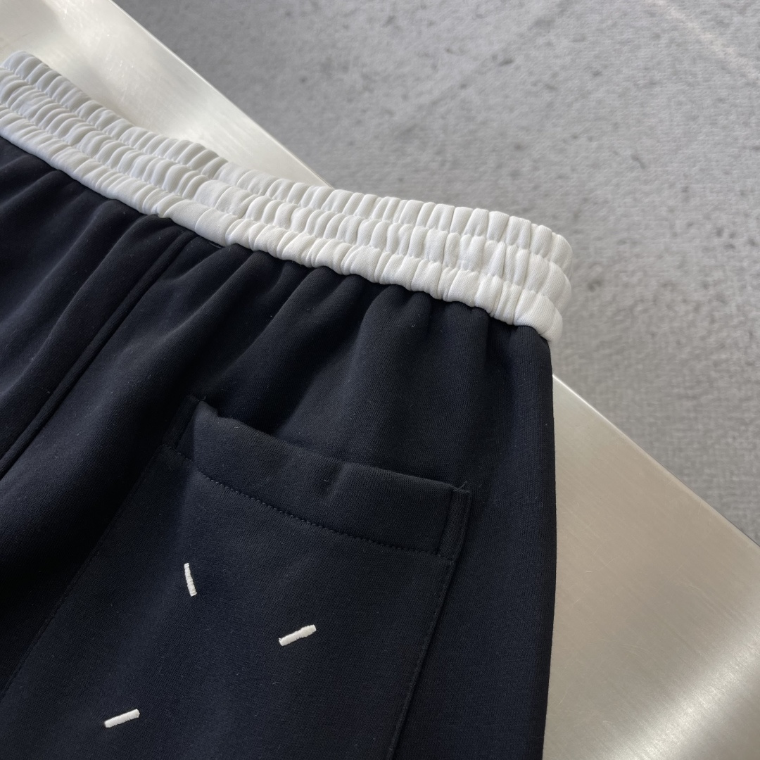 -MM6 马吉拉 新款加绒休闲长裤面料硬挺的同时又做到了上身柔软而不失质感的效果 爆款首选👏满满的细节，