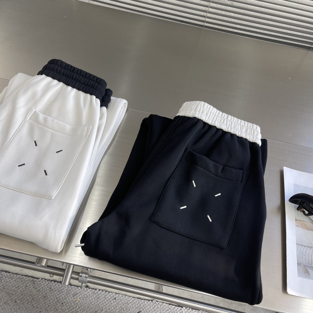 -MM6 马吉拉 新款加绒休闲长裤面料硬挺的同时又做到了上身柔软而不失质感的效果 爆款首选👏满满的细节，