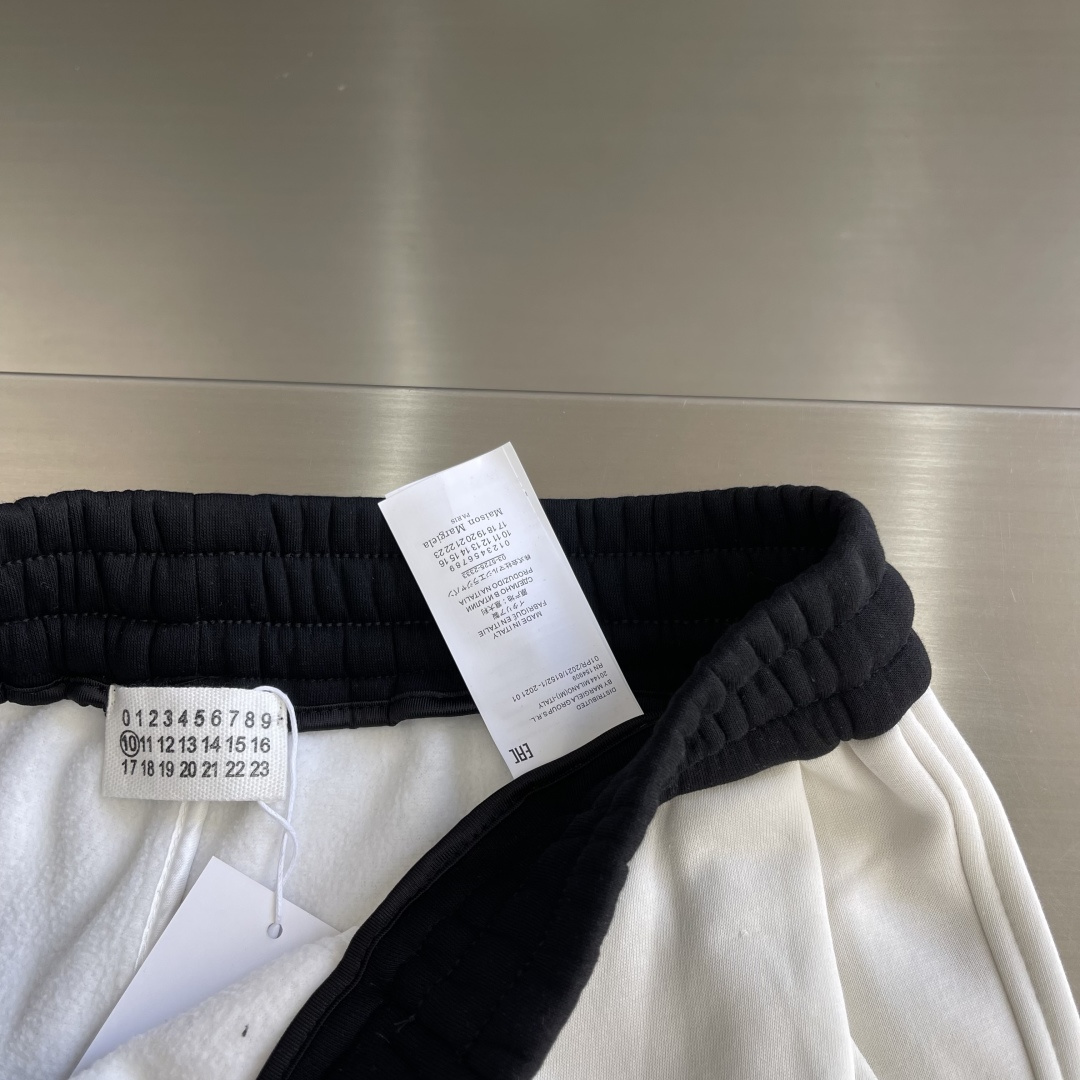 -MM6 马吉拉 新款加绒休闲长裤面料硬挺的同时又做到了上身柔软而不失质感的效果 爆款首选👏满满的细节，